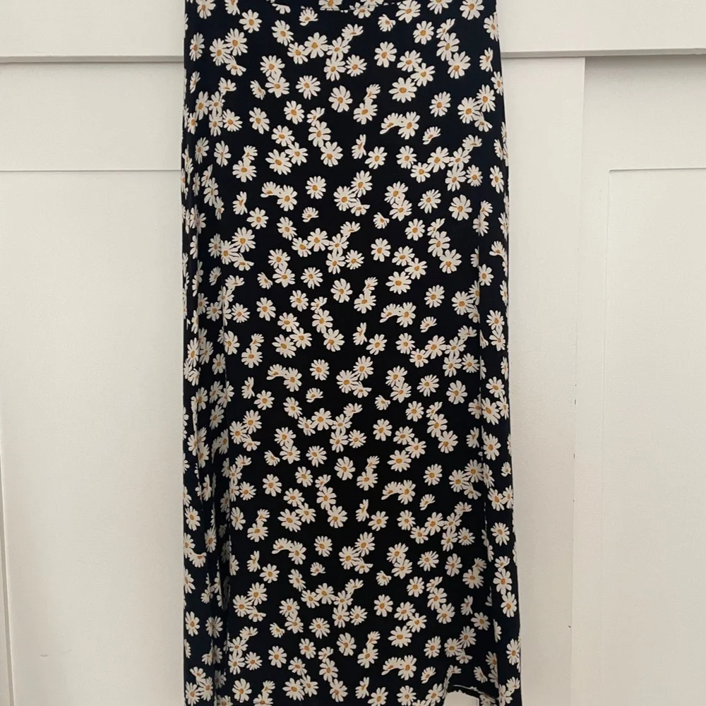 Reformation Bea Skirt Black Daisy - Picture 3 of 4